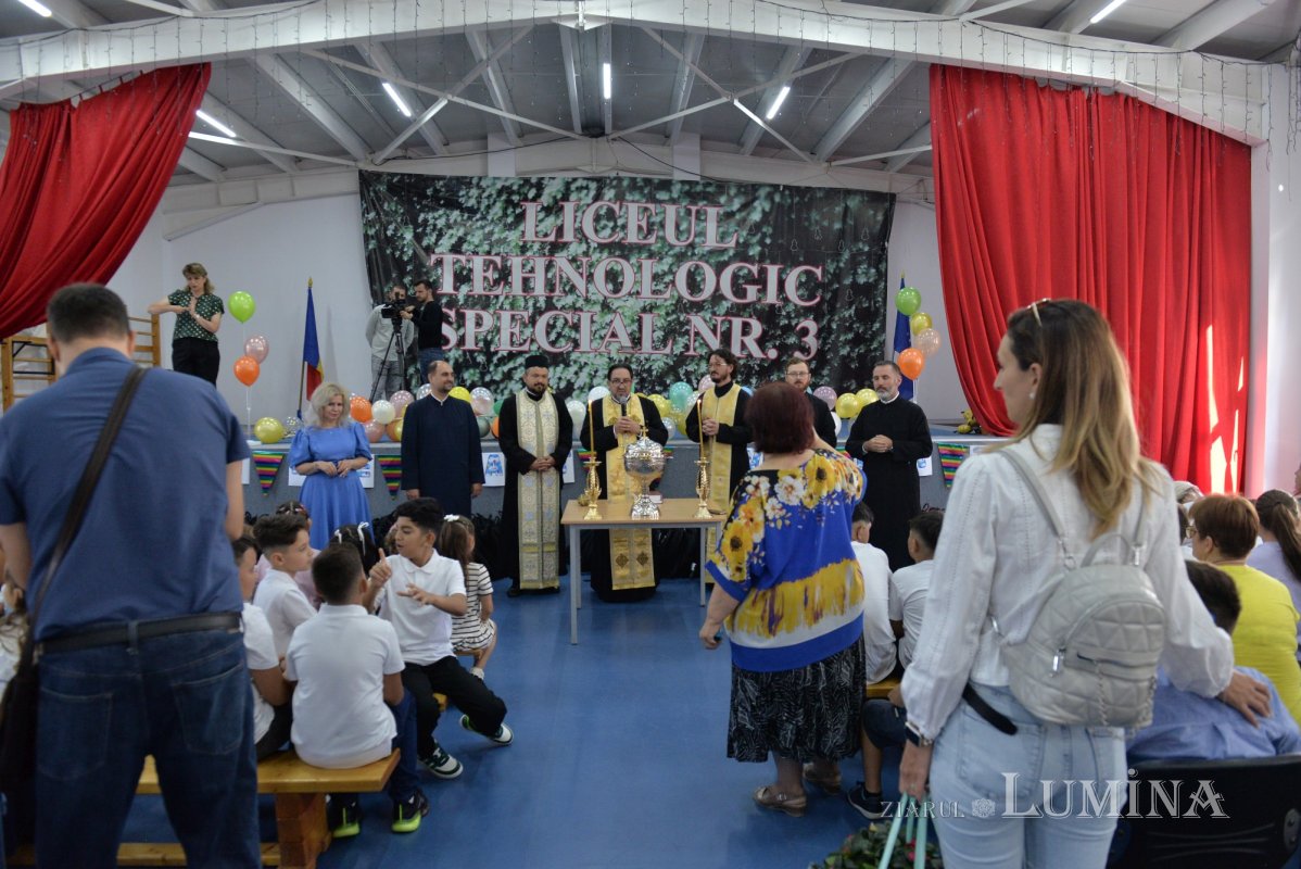 bucurie-la-inceput-de-an-scolar-pentru-235-de-elevi-cu-deficiente-de-auz-341232
